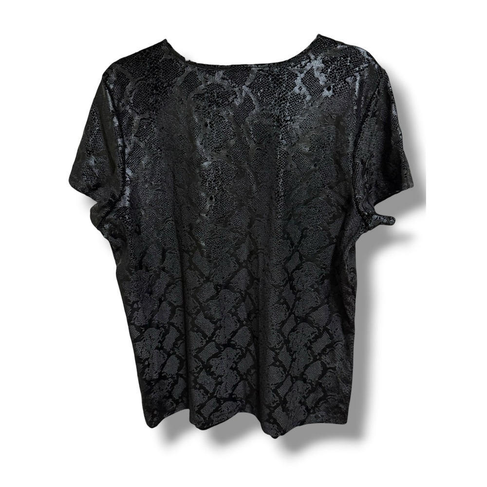 Torrid Black Snakeskin Embossed Velvet Tee Plus Size 1 1X 14/16 Short Sleeve Top - Picture 9 of 14
